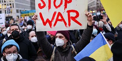 RUSYA'NIN UKRAYNA İŞGALİ BİRÇOK ÜLKEDE PROTESTO EDİLİYOR